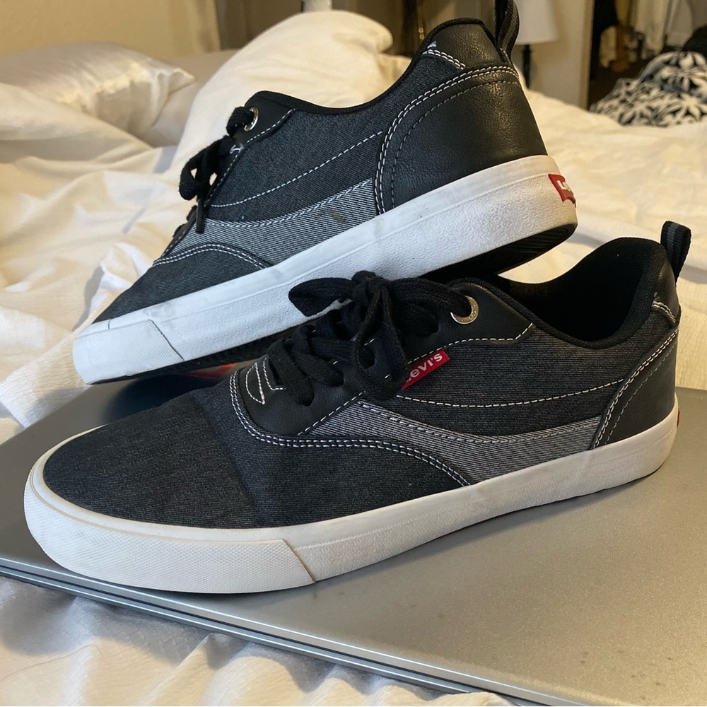 MEN LEVIS SNEAKERS SIZE 9.5